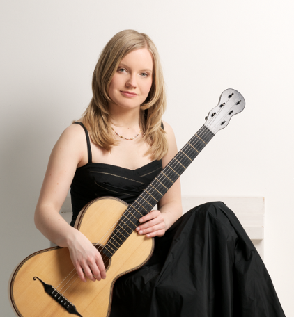 Juliane Byrenheid mit romantischer Gitarre