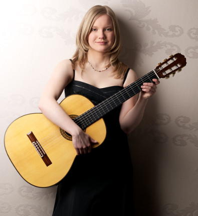 Foto von Juliane Byrenheid mit Gitarre